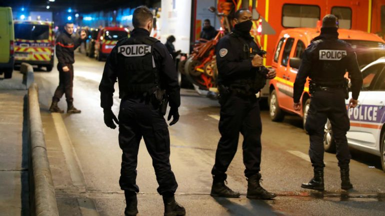 Burri terrorizon qytetin francez: “Do t’ju vras të gjithëve”, qëllohet me 7 plumba nga policia Franca1 terror