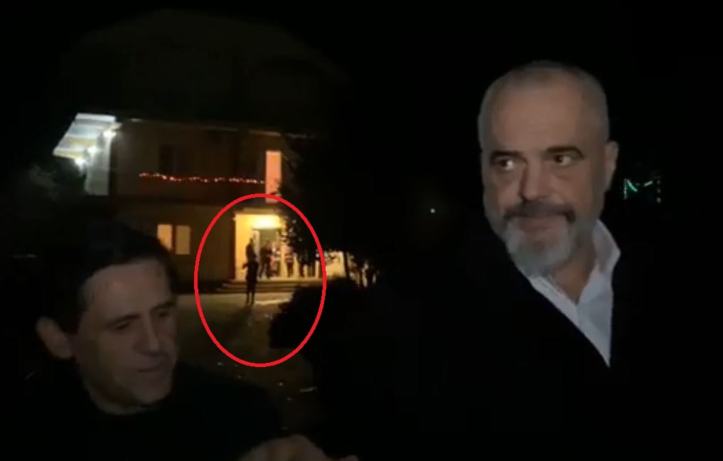 “Xhaxhi Rakip, xhaxhi Rakip”, vajza e vogël ndjek me vrap kryebashkiakun e Kamzës: Harrove telefonin! (Video) Rakip Suli dhe Edi Rama