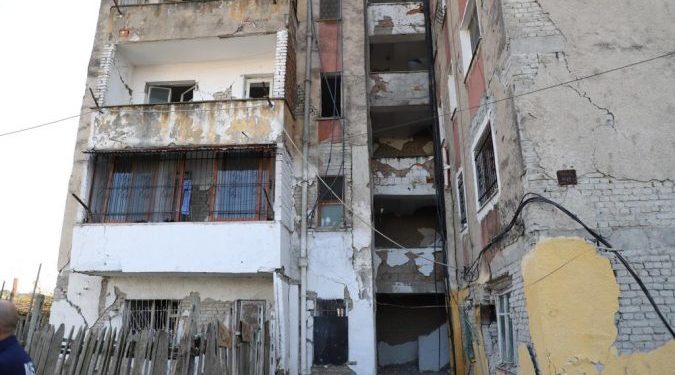 VIDEO / Pallati mbetet pa shkallë, durrsaku: Duhet me u ngjit si “spiderman”… SHTEPITE E SHEMBURA TERMETI 14 675x450