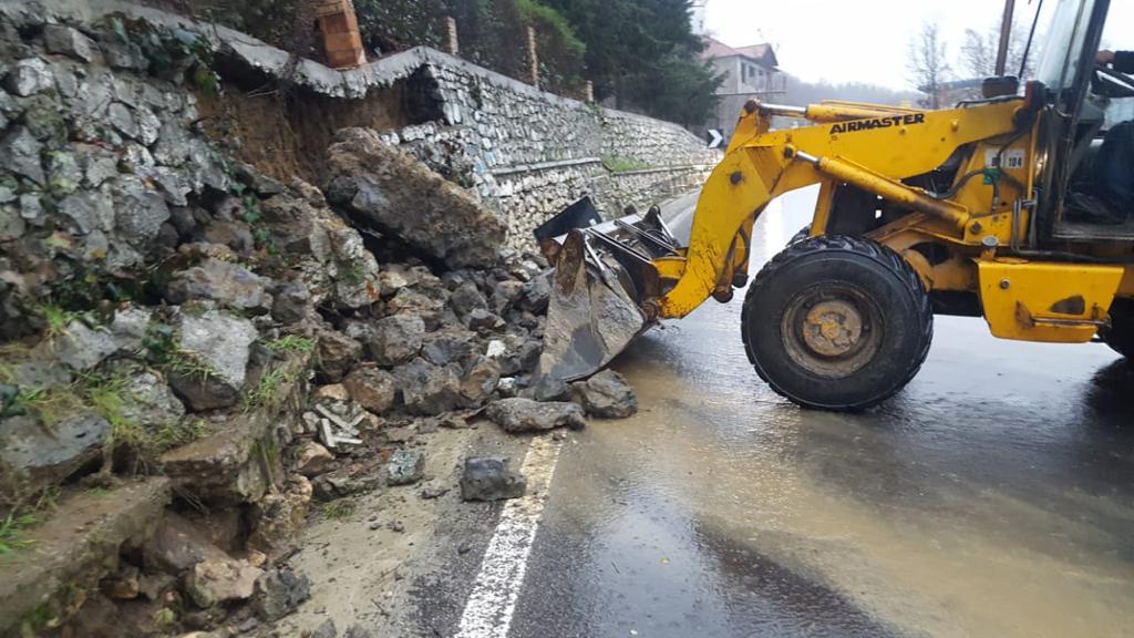 Moti i keq/ Rrëshqitje gurësh në aksin nacional Milot-Burrel, probleme edhe me linjat elektrike 1 WhatsApp Image 2019 12 22 at 13.53.41 3