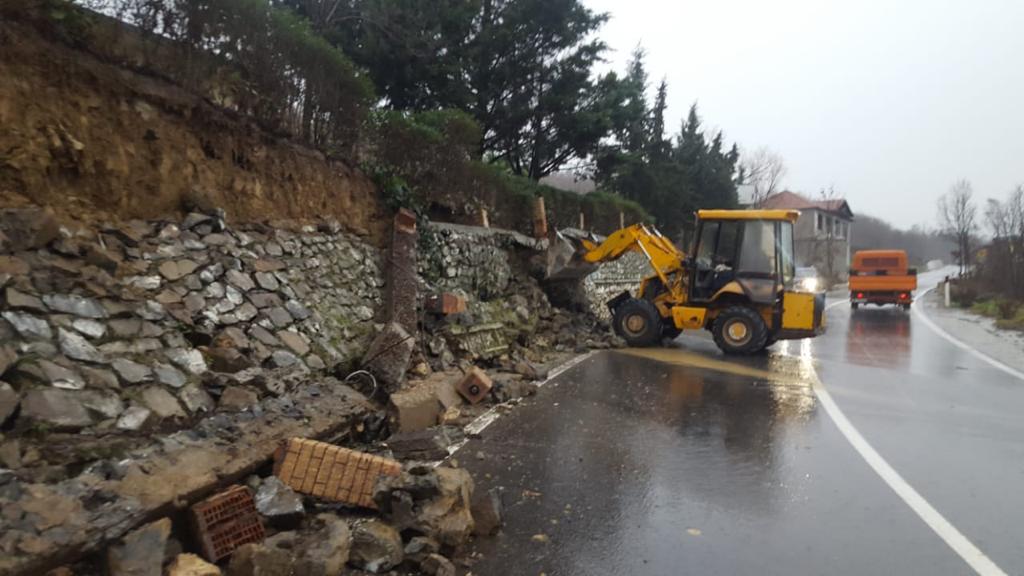 Moti i keq/ Rrëshqitje gurësh në aksin nacional Milot-Burrel, probleme edhe me linjat elektrike WhatsApp Image 2019 12 22 at 13.53.41 5