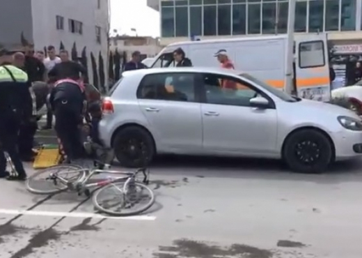 Me thesin me miell në biçikletë, makina përplas çiklistin aksident544