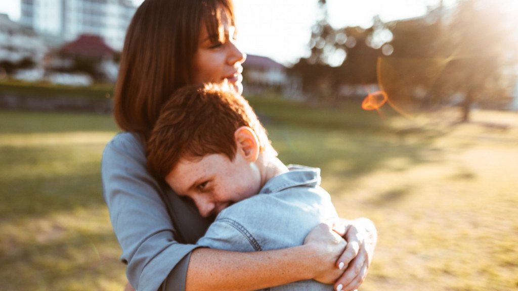 Studimi: Sa më shumë t’i përqafoni fëmijët aq më të mençur bëhen ata am i giving my kids enough hugs 1280x960 1024x576 1549557399