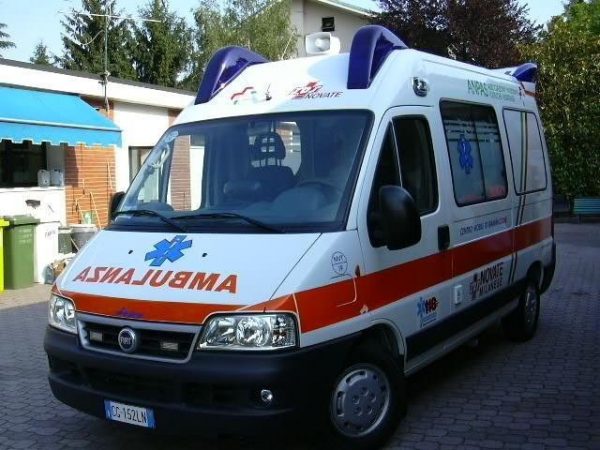 Tmerr në Shkodër/ Fëmija 1 vjeç gjendet i aksidentuar në rrugë, babai: Më ra nga dritarja! ambulance