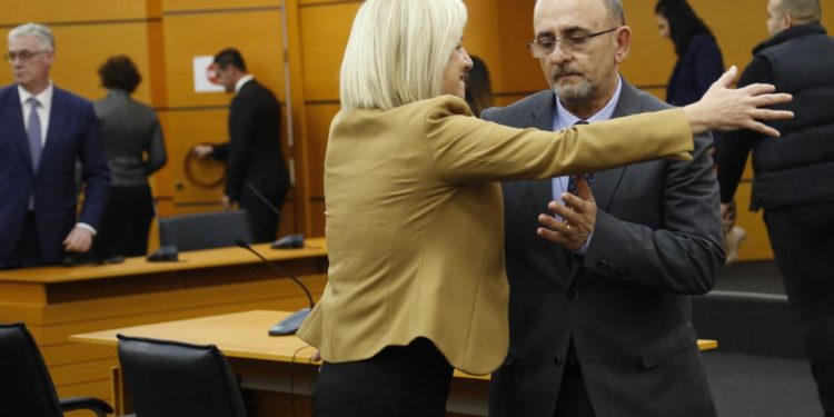Frigoriferin e parë e bleu me kredi, në vetting gjyqtari që i dha Bashës Bashkinë e Tiranës në 2011 astrit kalaja