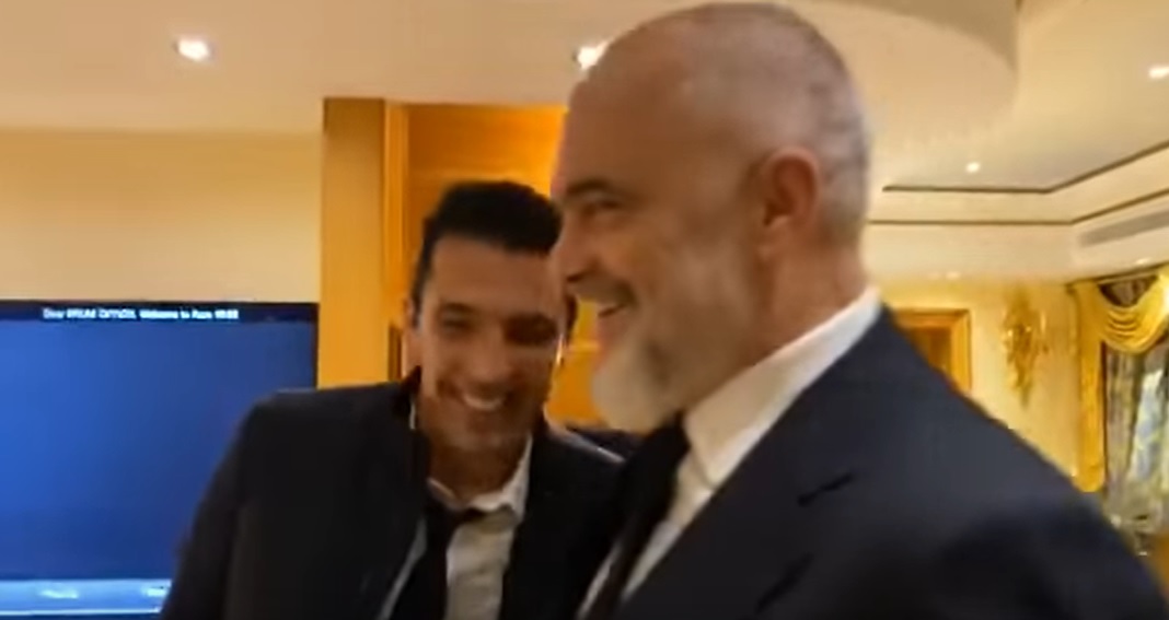 Video/ “Juventusi është besim fetar në Shqipëri dhe ti je Papa”, Rama i thur elozhe Bufonit, portieri: Kam pasur një kuzhinier shqiptar që më… bufon