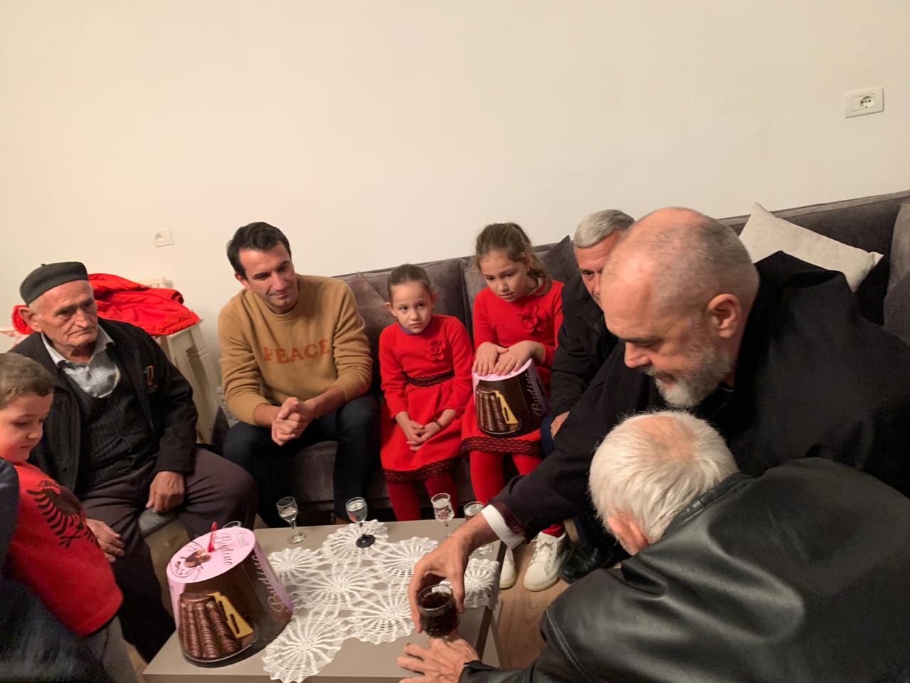 ‘Rakinë e bëjnë të mirë ata nga Skrapari’/ I moshuari çohet nga karroca për të pritur Ramën, KM: Ulu vëlla, se të shtyj unë, jam pa patentë… caa780bf 51e3 497e a171 9aee1f88dbfa