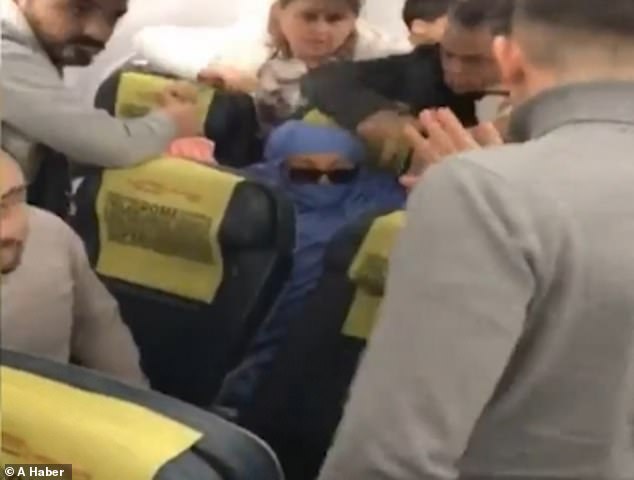 Video / Një grua shkakton panik në bordin e avionit: Jam terroriste, do ta hedh në erë cypro