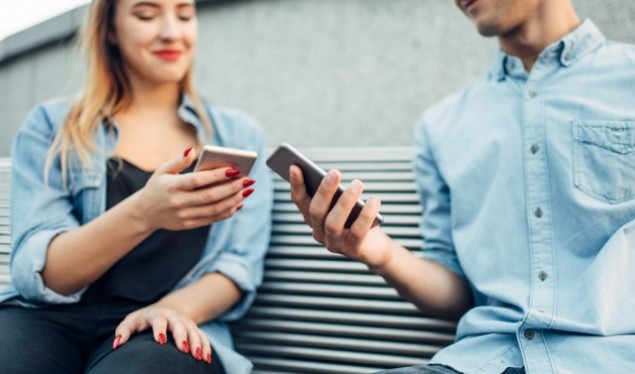 Varësia nga telefonat mobilë shkakton depresion dhe ankth ei 10