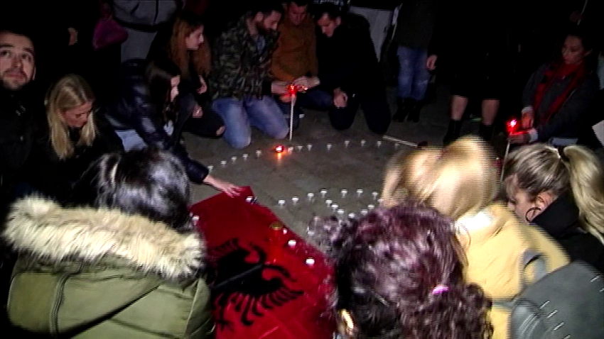 Selanik/ Qirinj dhe lutje në kujtim të viktimave të tërmetit flamur