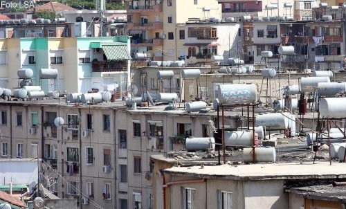 Bashkia e Tiranës miraton heqjen e depozitave të ujit nga tarracat e pallateve ghmghm 1