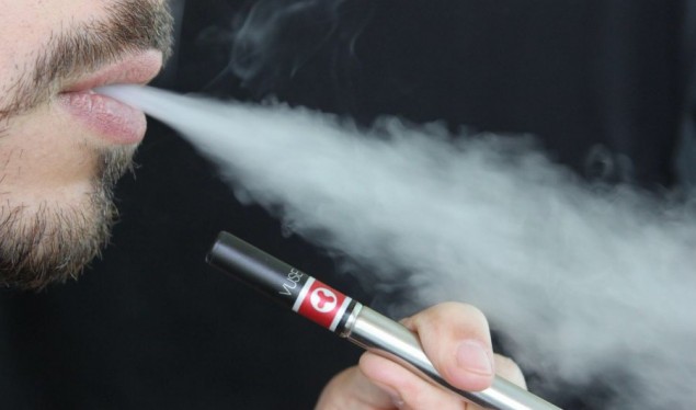 Kombinimi i cigareve elektronike dhe cigareve të rregullta është vdekjeprurëse kas