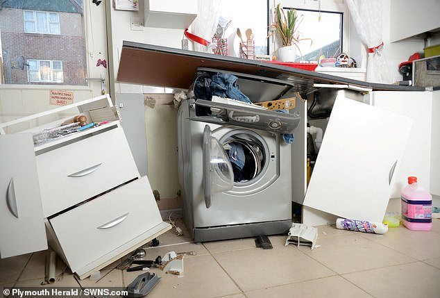 Whirpool: Ktheni makinat larëse Hotpoint e Indesit, mund të marrin zjarr lavatrice