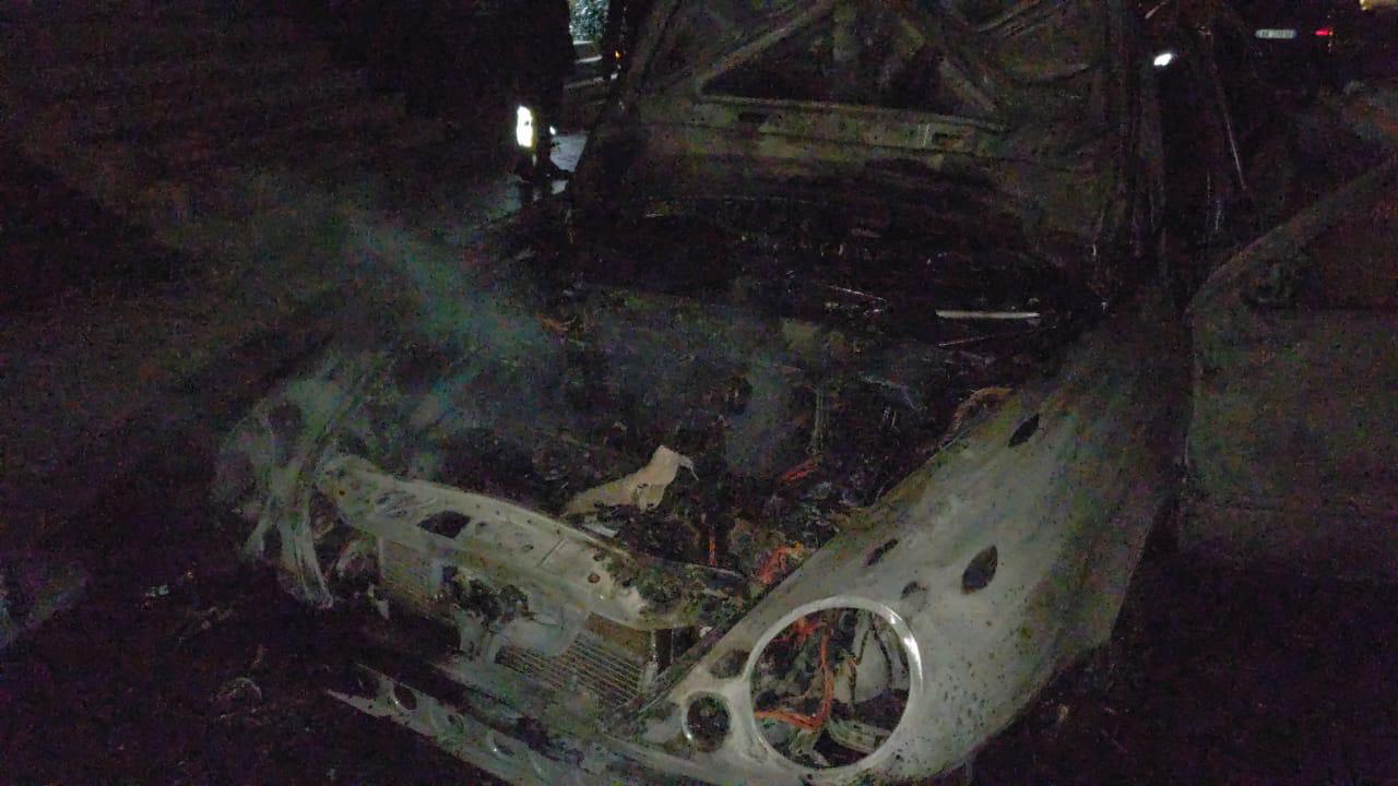 Makina e parkuar përfshihet nga flakët, ja dyshimet e para të policisë makina vl
