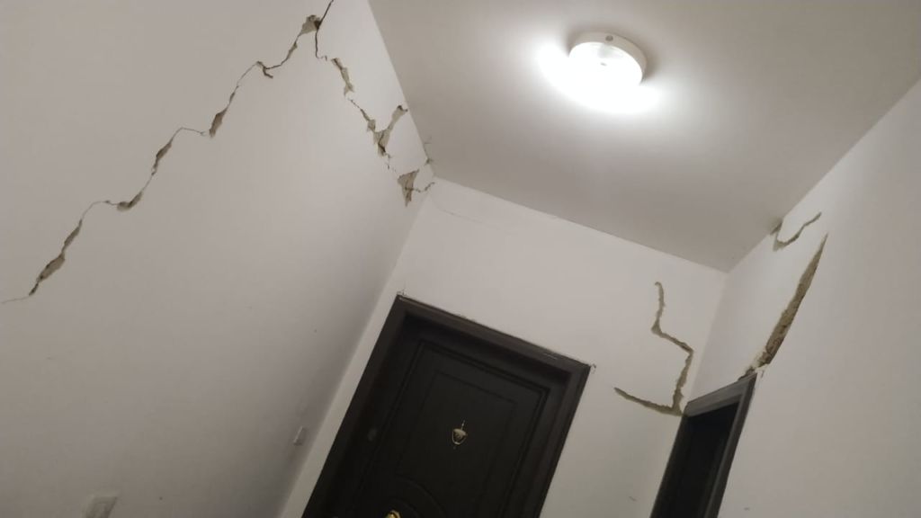 Fotot: Dëmet e tërmetit, në “Astir” çahen “pallatet e reja” molla3 1
