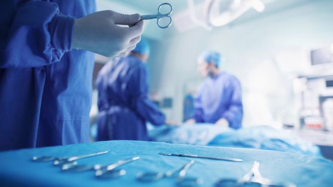 Pacientja me kancer merr flakë gjatë operacionit në spital operacion spital