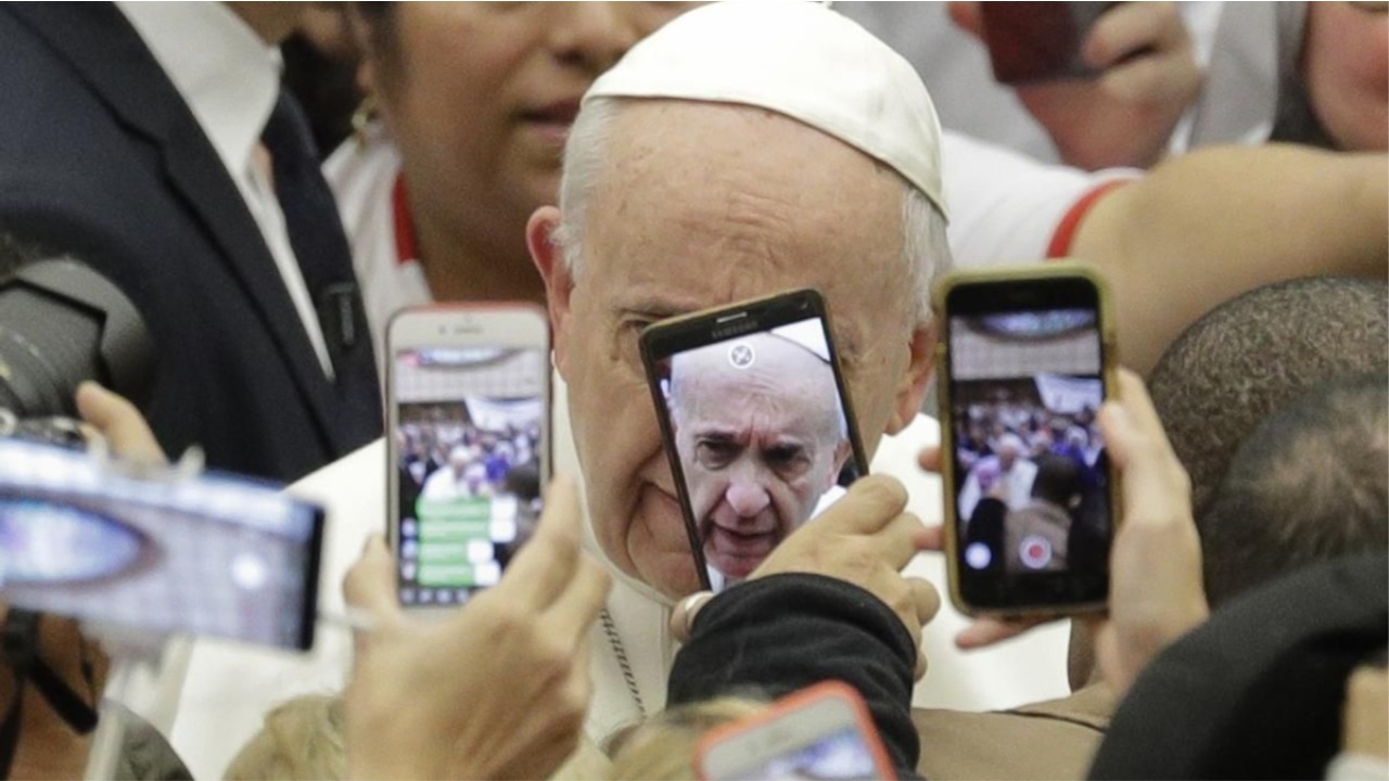 “Hiqni telefonat nga duart, bisedoni me njëri-tjetrin”, thirrja e Papa Françeskut papa 1