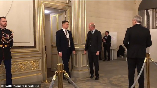 Ky është Presidenti që shkon në tualet i shoqëruar nga 6 truproja presidenti tualet