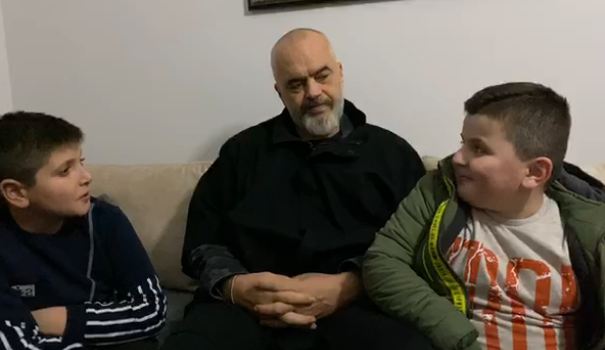 Rama me vogëlushët që “fluturuan” nga dritarja: Bëhuni të zotë, që të mos ju njohë bota vetëm prej Ronaldos rama 28