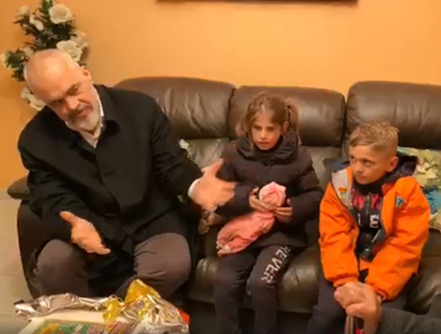 “Mos e ndaj pikturën, bëhu bojaxhi si unë”, Rama batuta me djalin e vogël rama dhe femijet