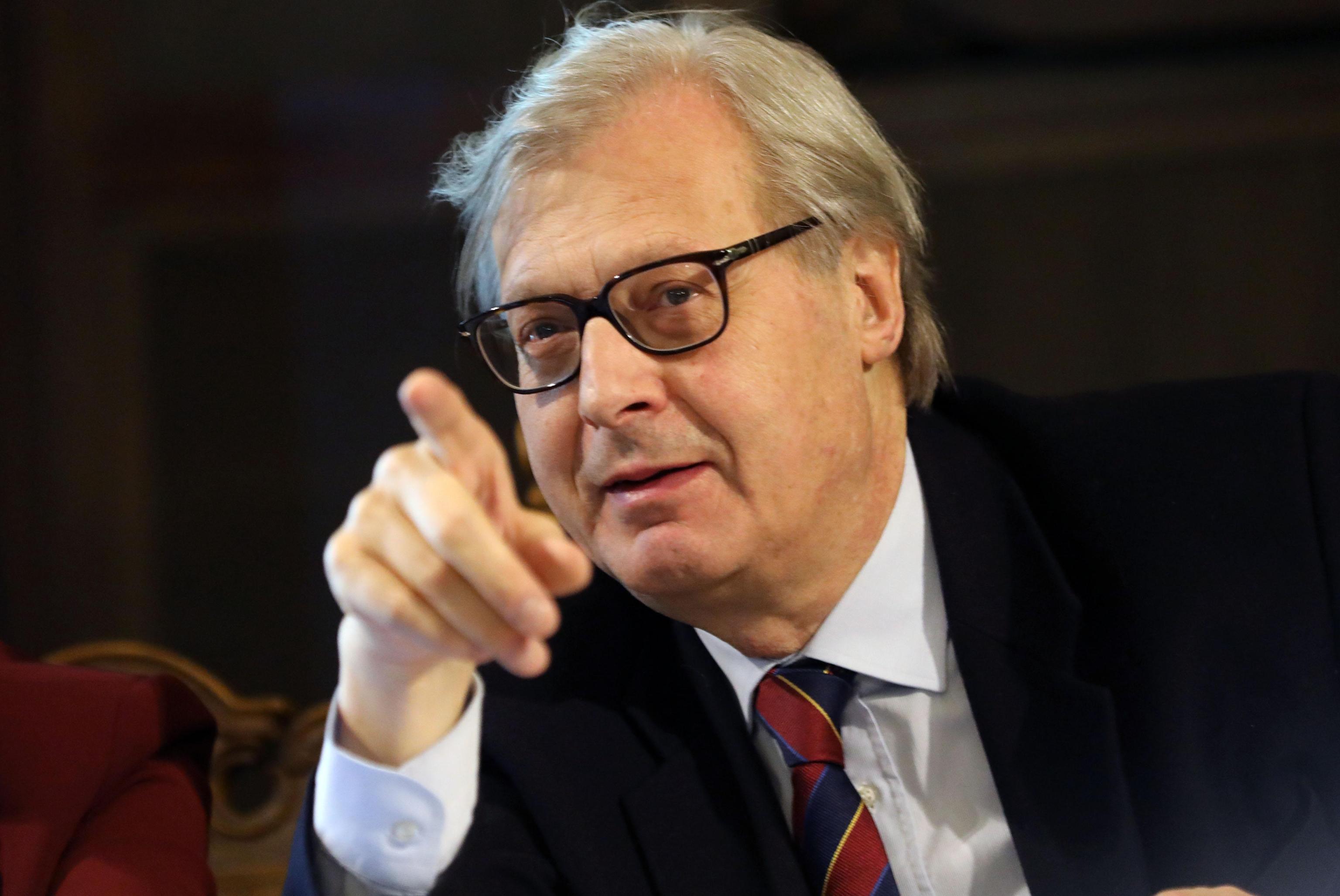 Politikani italian rrëfen lidhjet me Shqipërinë dhe vajzën me një këngëtare shqiptare sgarbi