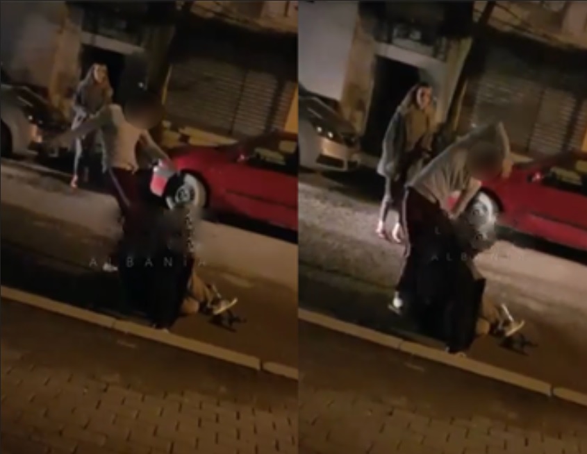 “M’u zhduk nga familja”/ Vajza dhunon të moshuarin me patericë, e godet me shpulla e shkelma sherr