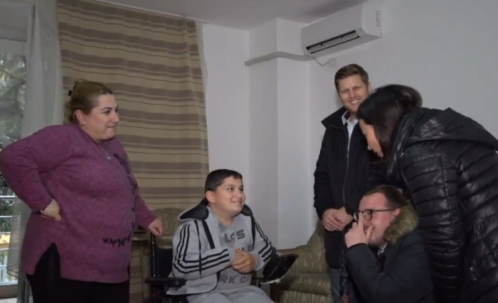 Video/ I shpëtoi mrekullisht tërmetit, stafi i kryeministrit i plotëson dëshirën 13-vjeçarit stafi