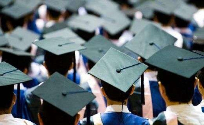 Publikohet skandali / Seks ose 1 mijë euro për një notë në Fakultetin Ekonomik studente diplomim