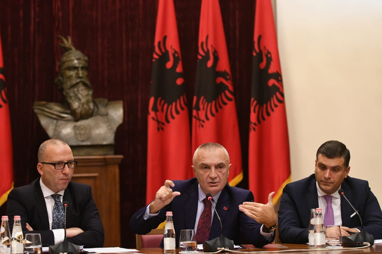 “Paketa anti-shpifje”, Presidenca paralajmëron Ramën: Meta do të shprehet sipas Kushtetutës dhe ligjit tedi blushi