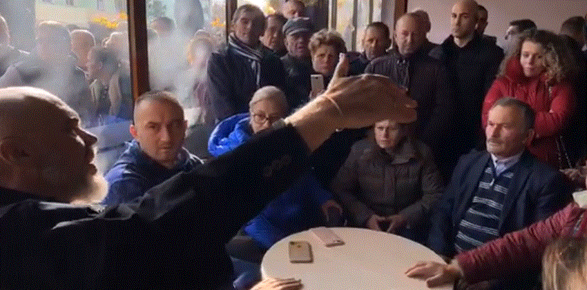 VIDEO/ Rama përplaset me duhanpirësit në lokalin në Laç: Dilni jashtë… ty