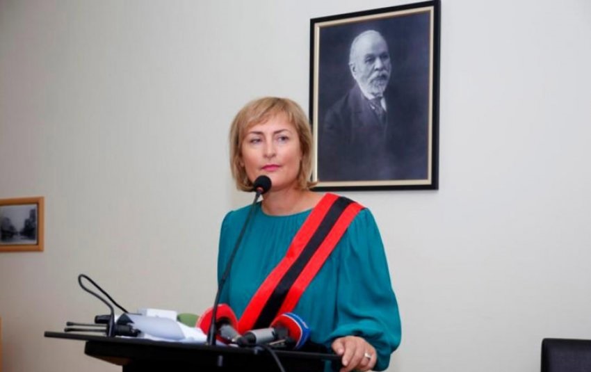 Dorëheqja e bujshme e kryebashkiakes së Durrësit, profesori i njohur i jep këshillën e papritur Valbona Sakos: Rishiko vendimin zonjë! valbona sako