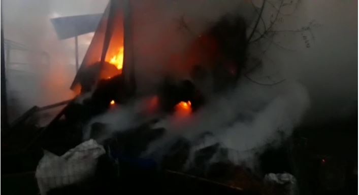 Zjarr i madh në një banesë në Fier, digjet furgoni, nuk ka të lënduar zjarri