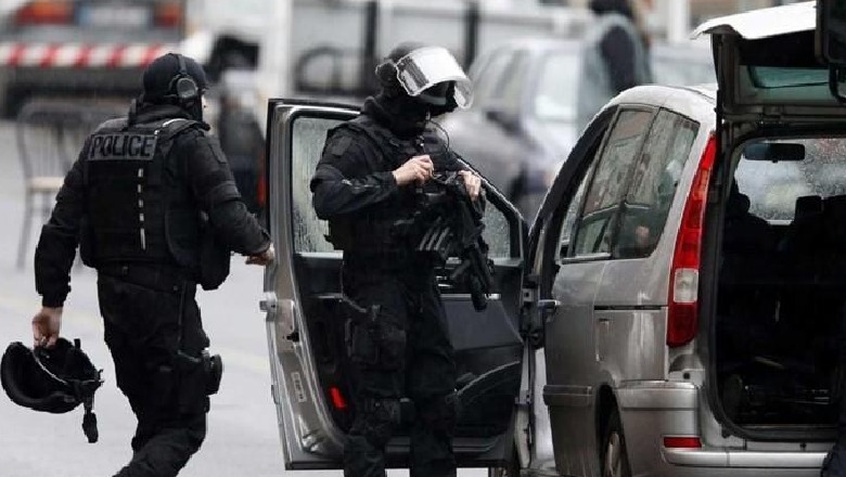 Masakër në Paris/ Vriten me thikë dy kalimtarë, plagosen 4 të tjerë. Policia qëllon për vdekje agresorin 1578062234 manneutralisedafterstabbingpassersbyinparissuburbpolice 1