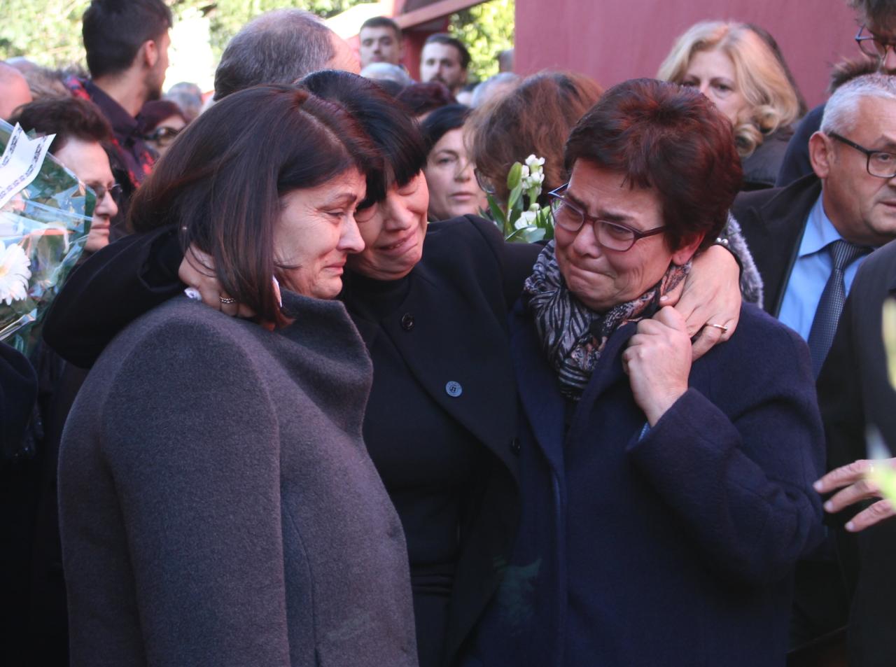 Momente prekëse/ Përcillet në banesën e fundit aktori i mirënjohur Xhevdet Ferri!