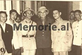 Fotot/ Kur Enver Hoxha dhuronte vajguri dhe bënte aheng për “vëllezërit vietnamezë” 6 20200110 010149 1