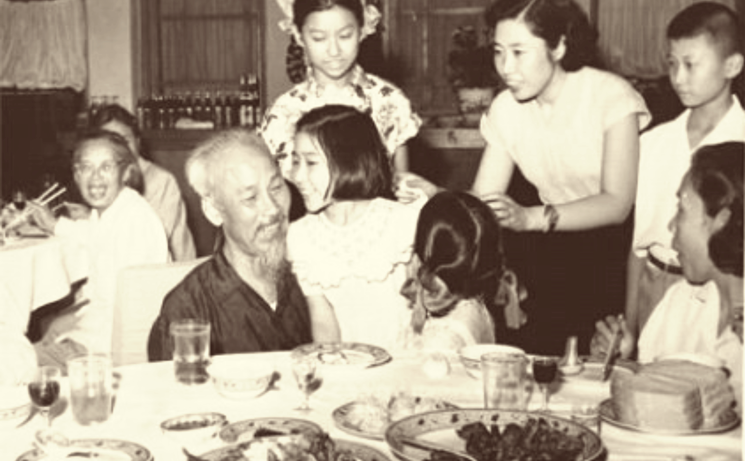 Fotot/ Kur Enver Hoxha dhuronte vajguri dhe bënte aheng për “vëllezërit vietnamezë” 20200110 010813