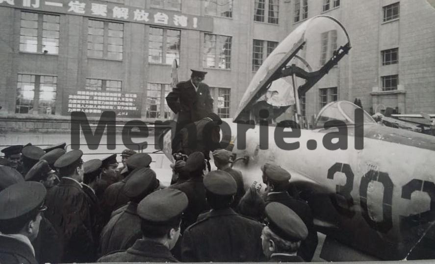 Fotot/ Kur Enver Hoxha dhuronte vajguri dhe bënte aheng për “vëllezërit vietnamezë” 3 20200110 094604