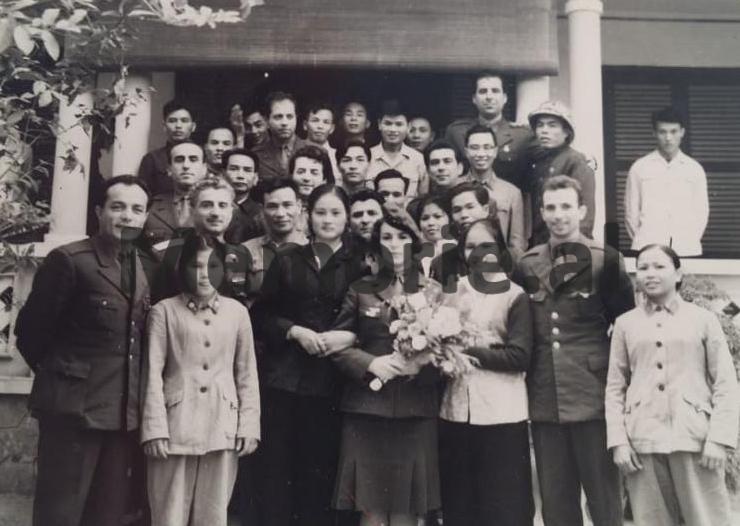 Fotot/ Kur Enver Hoxha dhuronte vajguri dhe bënte aheng për “vëllezërit vietnamezë” 2 20200110 094712