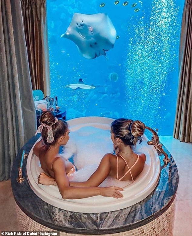 “Nga hotelet luksoze tek avionët privat”: Njihuni me fëmijët e pasur në Shqipëri dhe Dubai 2 23481344 7895265 Elsewhere the Rich Kids of Dubai account shared a picture of two