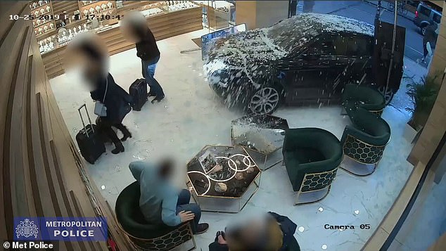 Video / Grabitje spektakolare, grabitësit futen me Range Rover në argjendari 23516246 7898539 image a 2 1579255679539