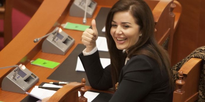 Ish-deputetja e PS bëhet nënë në minutat e fundit të 2019 46 1