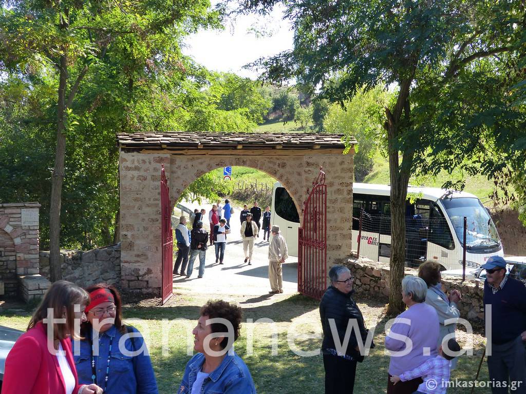 Skandal / Mitropoliti i Kosturit flet për Vorio-Epirin në Korçë, Voskopojë dhe Vithkuq. Zbarkojnë dhjetra grekë me autobusë 8 48776378447 ce1ed36c2d b