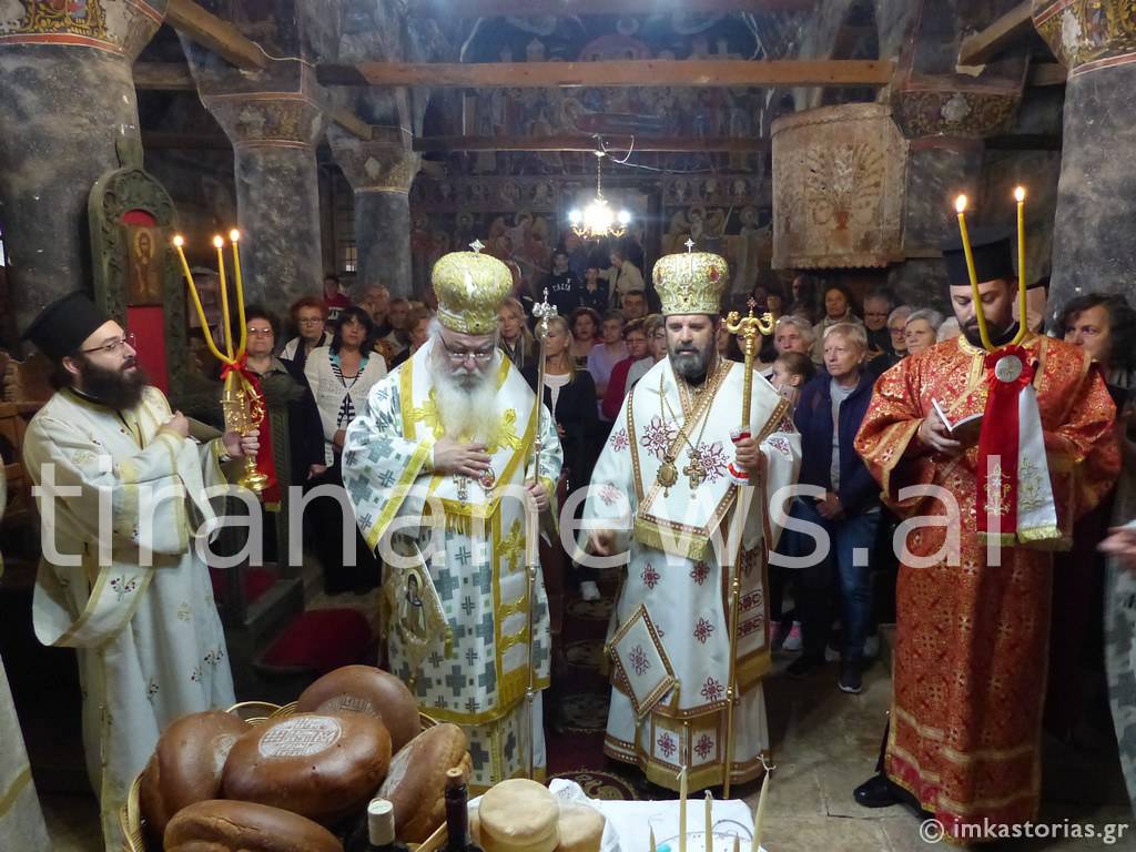 Skandal / Mitropoliti i Kosturit flet për Vorio-Epirin në Korçë, Voskopojë dhe Vithkuq. Zbarkojnë dhjetra grekë me autobusë 48776380152 8c37e2ba25 b