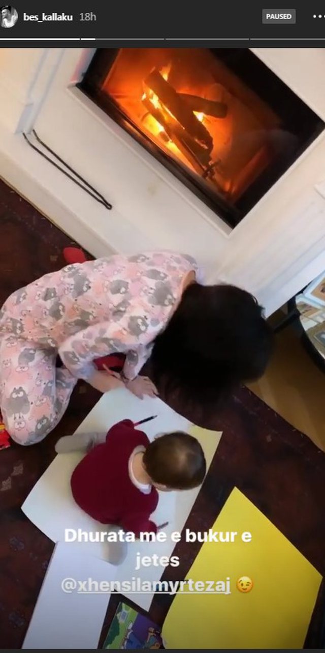 Momente emocionuese, Besi filmon Xhensilën dhe Ajkën duke pikturuar 1 640 0 5e0f182c3b80b