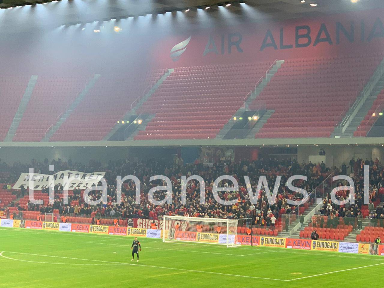 Çështja e minatorëve edhe në stadium, ja banderola e shpalosur në “Air Albania”. Mesazhi WI-FE për Saimir Manen 75baf1be dc54 4746 a6a8 c4b66bbfce7d 2