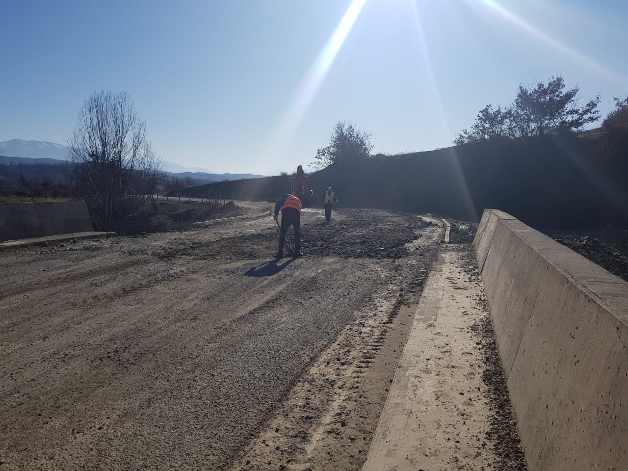 Mat: Bashkia ndërhyn në rrugën nacionale, kishte mbetur në mëshirë të fatit (Foto) 1 81461366 1449336655230085 1959598426735771648 o