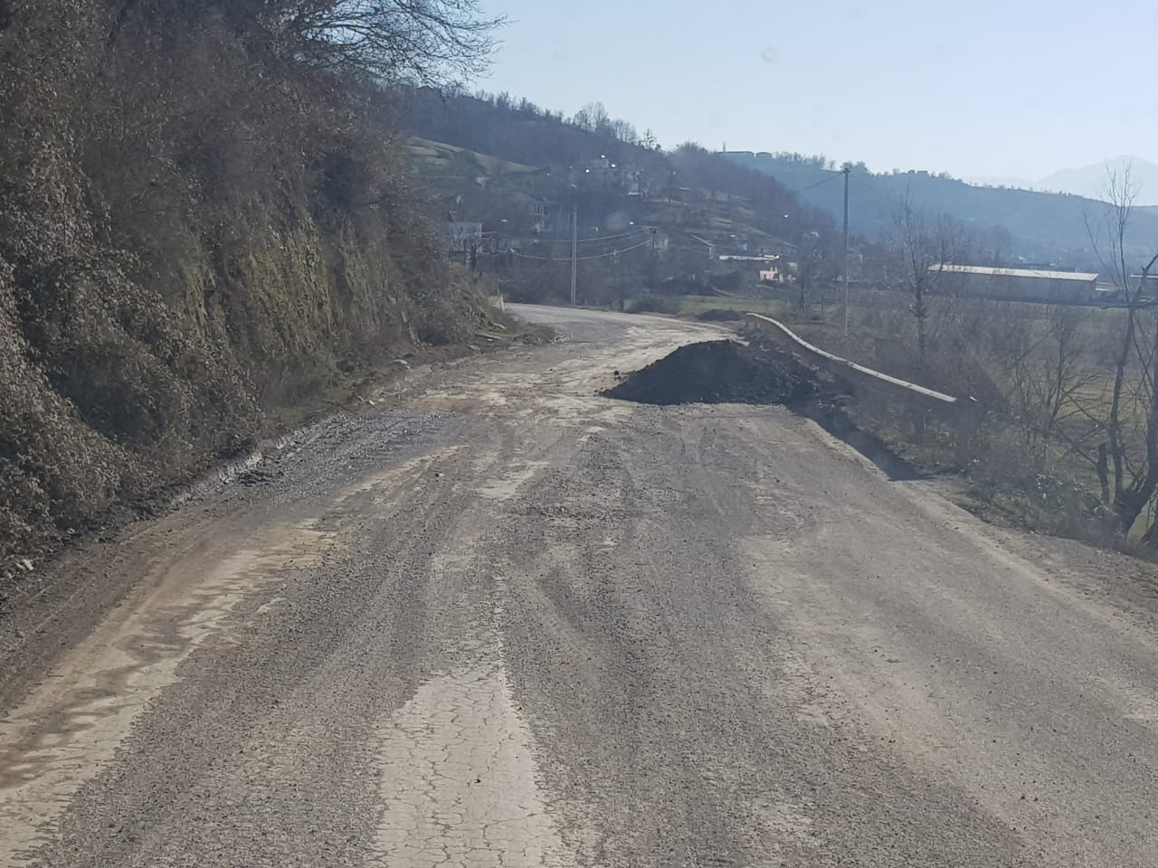 Mat: Bashkia ndërhyn në rrugën nacionale, kishte mbetur në mëshirë të fatit (Foto) 2 81558828 1449336618563422 2125289584886546432 o