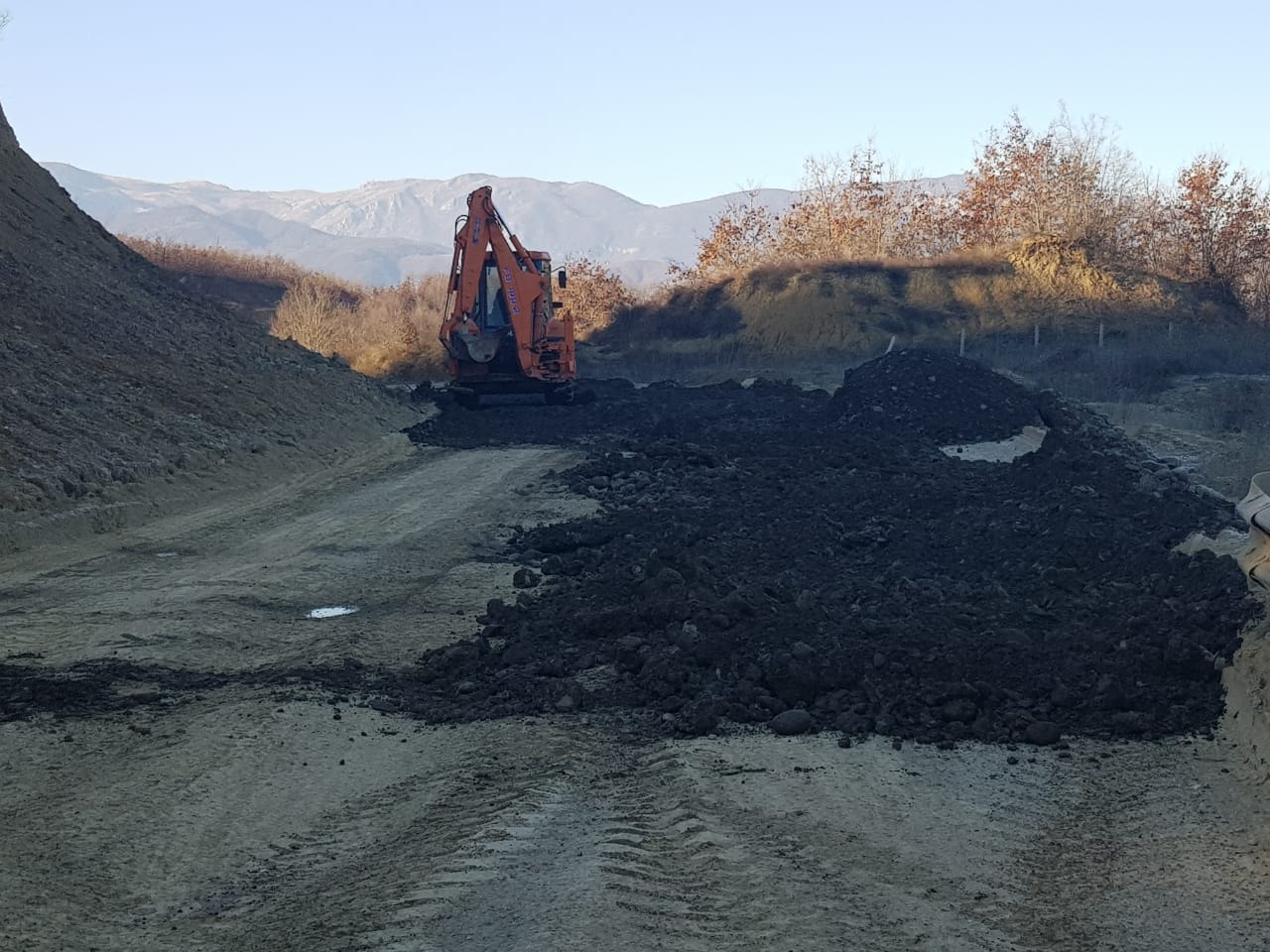 Mat: Bashkia ndërhyn në rrugën nacionale, kishte mbetur në mëshirë të fatit (Foto) 4 81616323 1449336498563434 542380161039859712 o