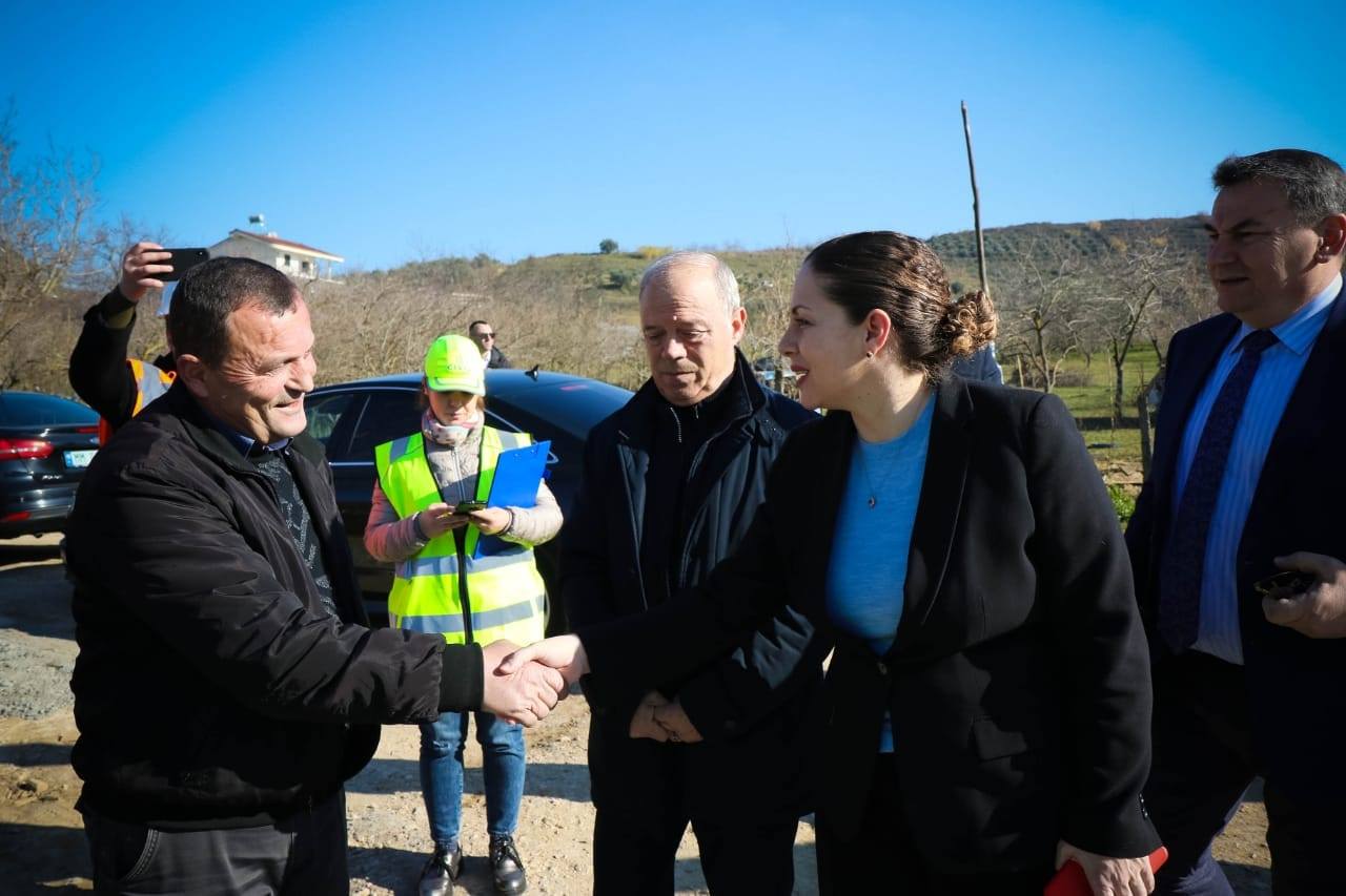 U dëmtuan nga tërmeti, Xhaçka inspekton punimet për rindërtim: 233 familje së shpejti me strehë të re 3 81721225 2611117298923974 2756265845976989696 o