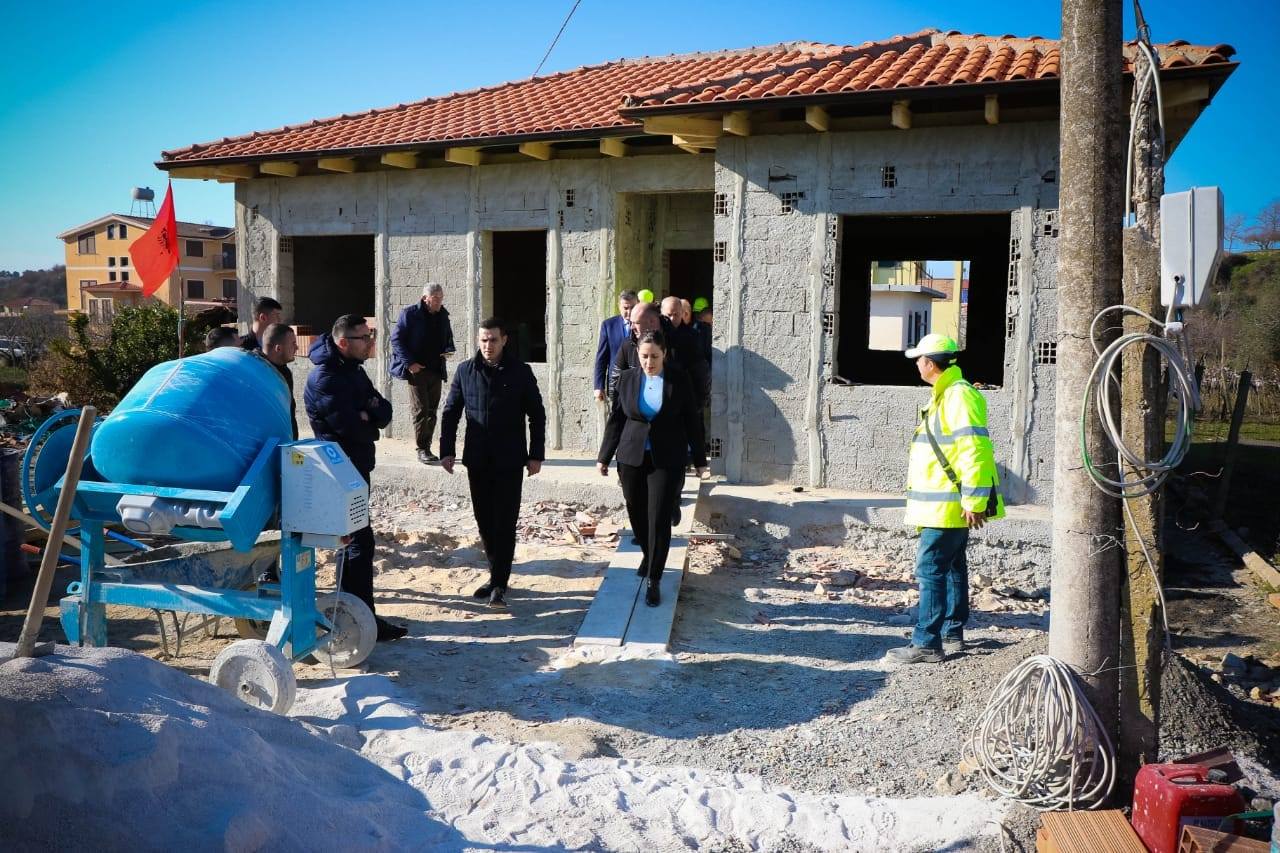 U dëmtuan nga tërmeti, Xhaçka inspekton punimet për rindërtim: 233 familje së shpejti me strehë të re 81859127 2611117065590664 1120869147224309760 o